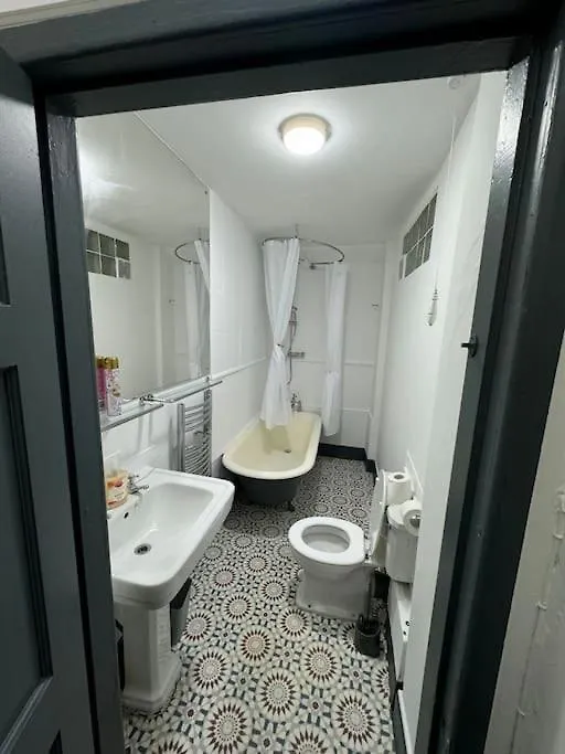 Stylish 2-Bed In Trendy Jesmond Apartment